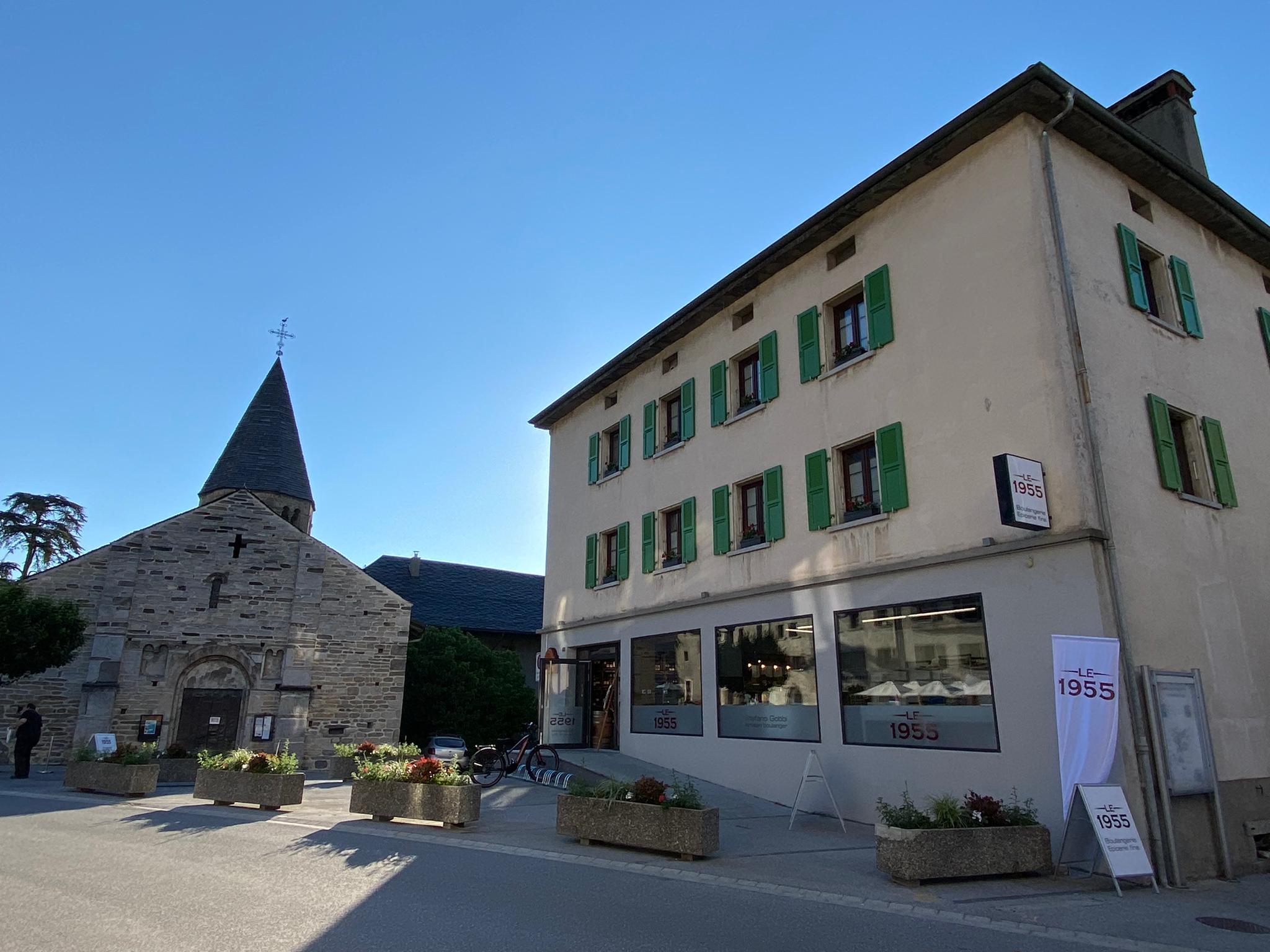 Immeuble du Le 1955 à côté de l'église de St-Pierre-de-Clages en Valais