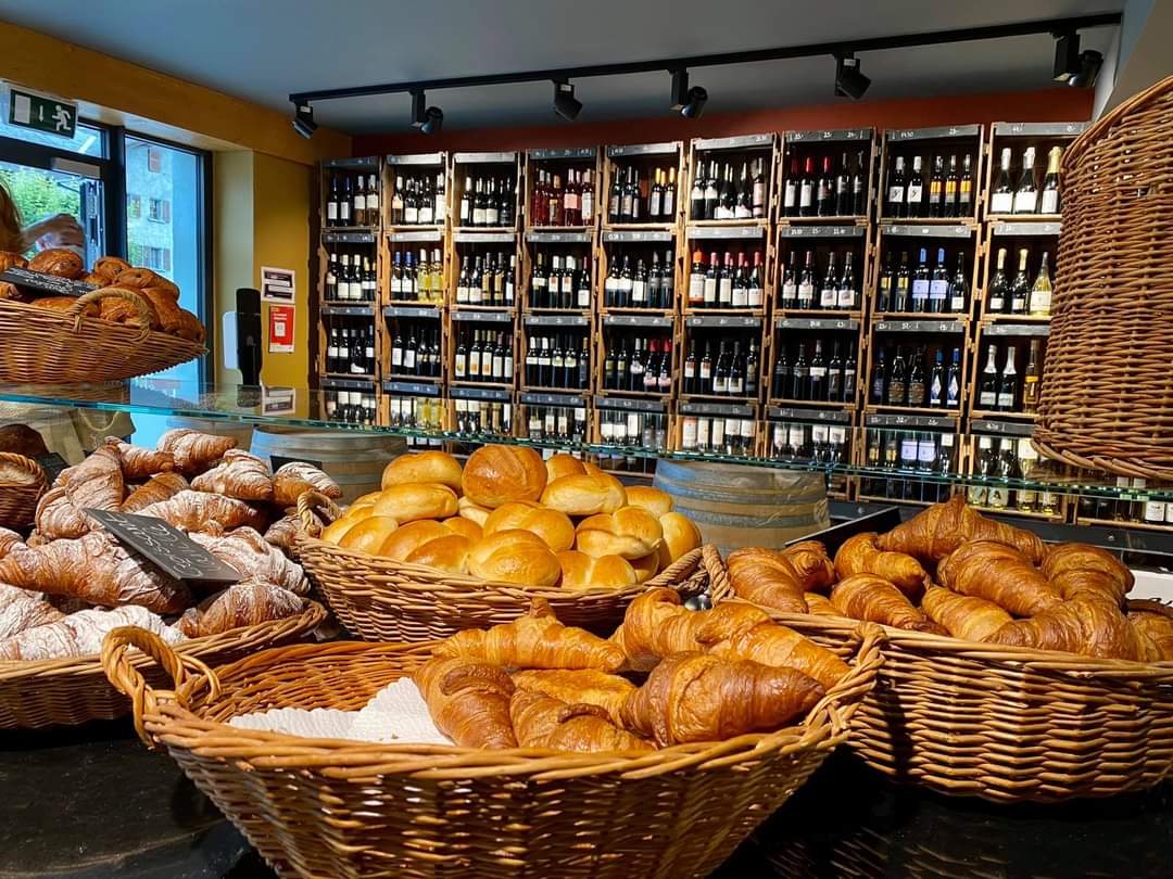 Paniers de croissants de la boulangerie